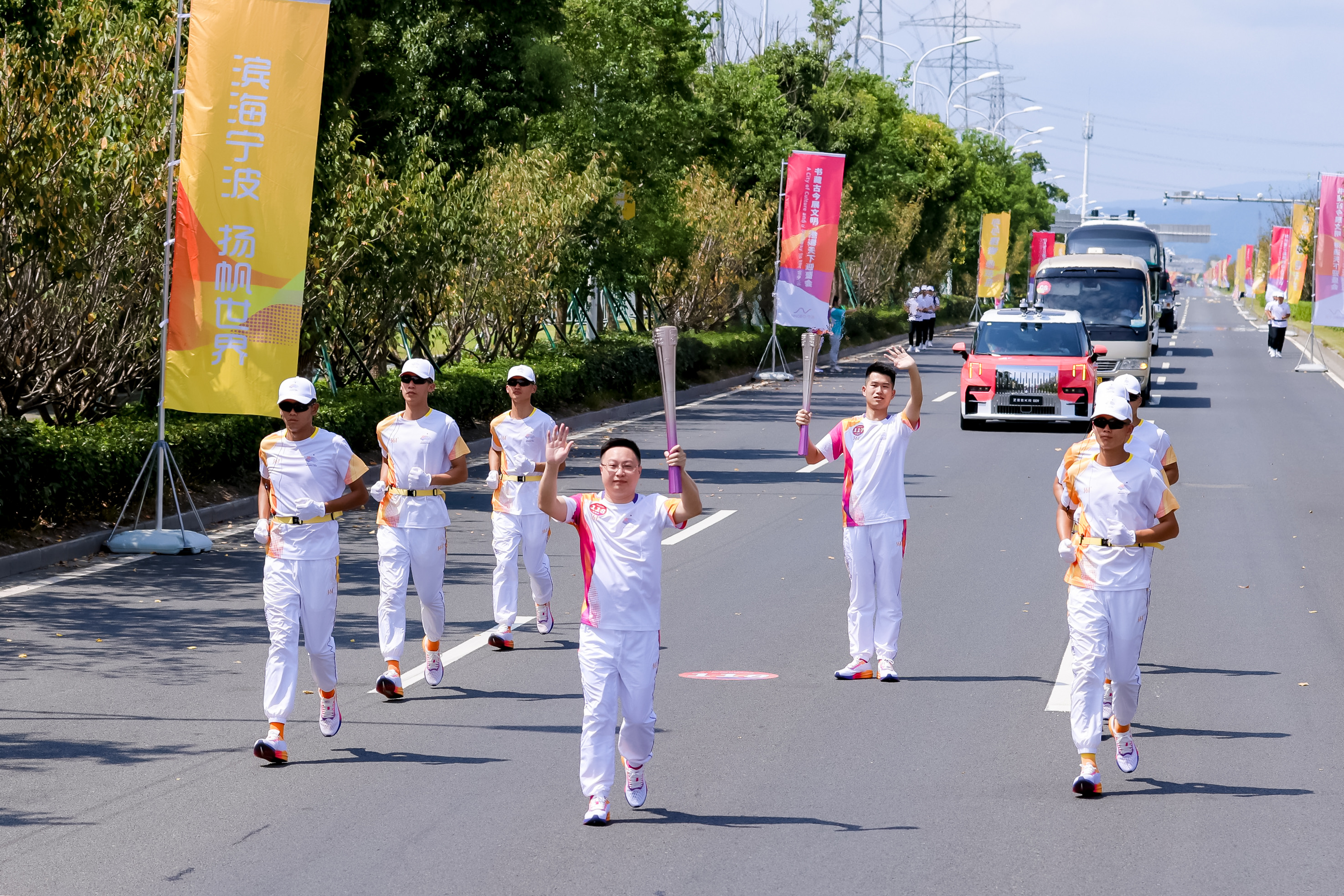 以亚运之窗展国茶之韵丨乐动（中国）董事长陈星参加杭州亚运会火炬传递活动